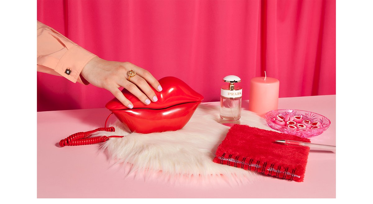 Prada高端時(shí)尚品牌vi設(shè)計(jì)和包裝設(shè)計(jì)欣賞，時(shí)尚品牌vi設(shè)計(jì)，時(shí)尚品牌品牌視覺識(shí)別設(shè)計(jì)，深圳vi設(shè)計(jì)，深圳品牌視覺識(shí)別設(shè)計(jì)，左右格局