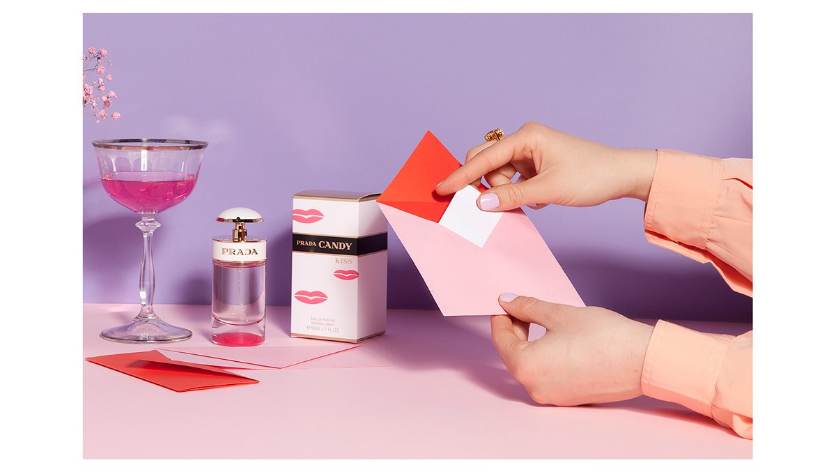 Prada高端時(shí)尚品牌vi設(shè)計(jì)和包裝設(shè)計(jì)欣賞，時(shí)尚品牌vi設(shè)計(jì)，時(shí)尚品牌品牌視覺識(shí)別設(shè)計(jì)，深圳vi設(shè)計(jì)，深圳品牌視覺識(shí)別設(shè)計(jì)，左右格局