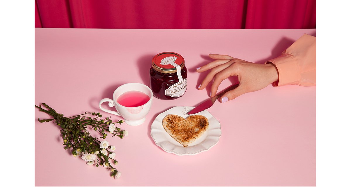 Prada高端時(shí)尚品牌vi設(shè)計(jì)和包裝設(shè)計(jì)欣賞，時(shí)尚品牌vi設(shè)計(jì)，時(shí)尚品牌品牌視覺識(shí)別設(shè)計(jì)，深圳vi設(shè)計(jì)，深圳品牌視覺識(shí)別設(shè)計(jì)，左右格局