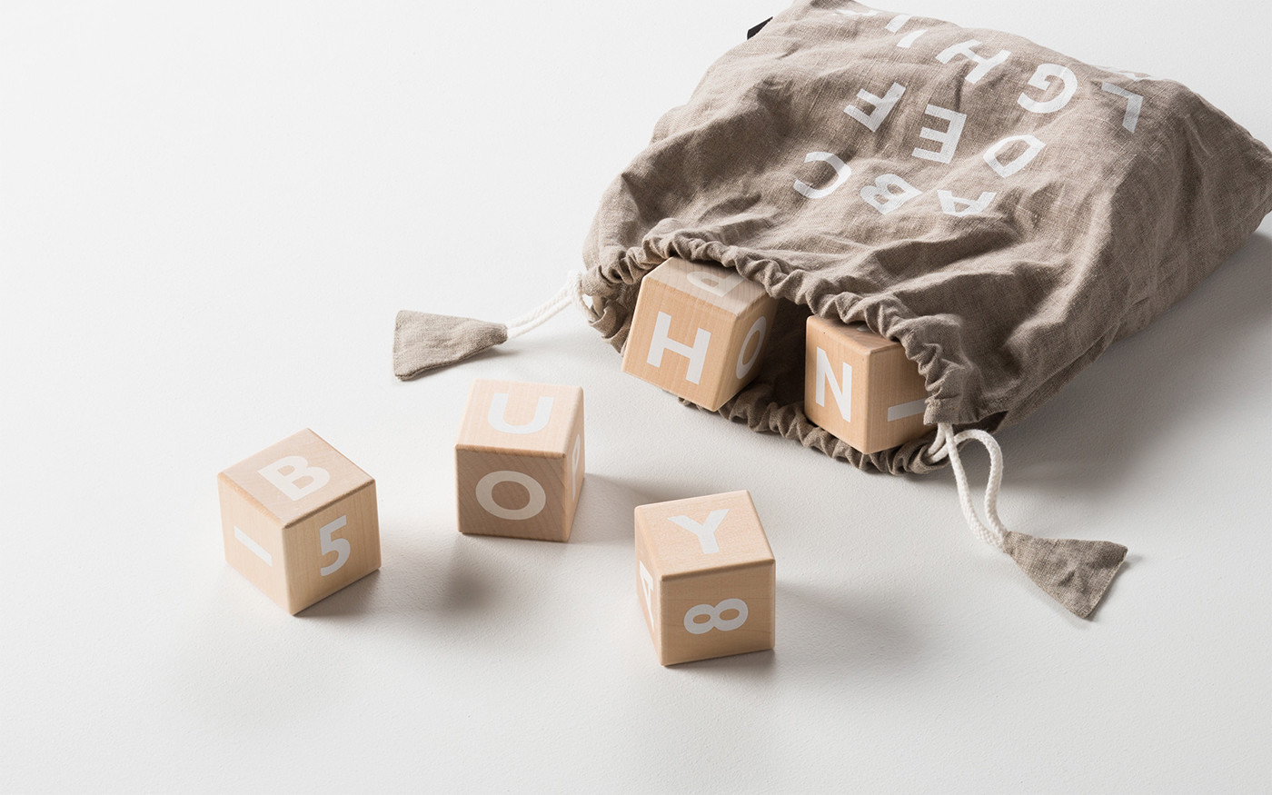 “兔寶寶山”兒童玩具品牌vi設(shè)計(jì)和網(wǎng)站設(shè)計(jì)欣賞，家居vi設(shè)計(jì)，深圳vi設(shè)計(jì)，網(wǎng)站設(shè)計(jì)，左右格局