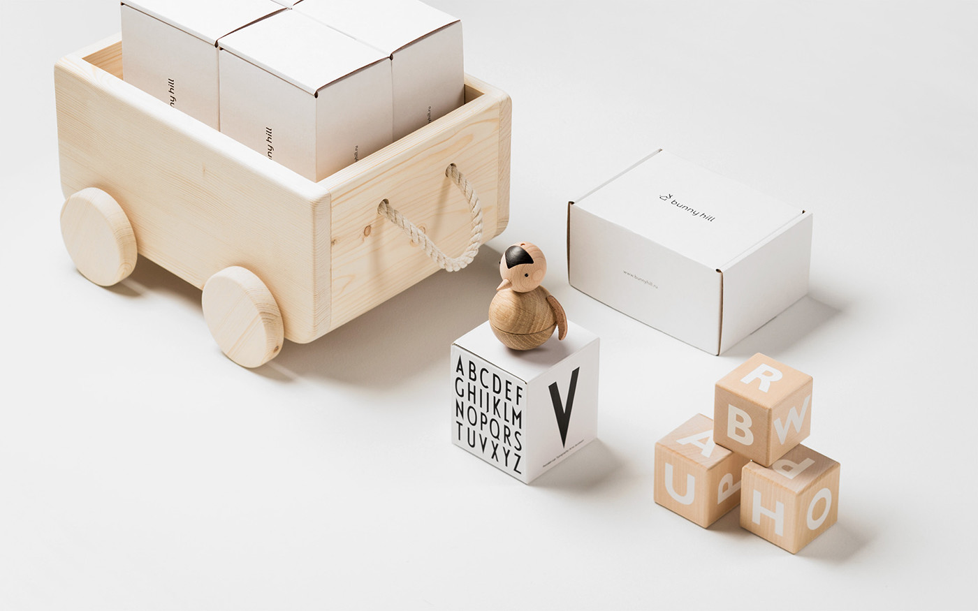 “兔寶寶山”兒童玩具品牌vi設(shè)計(jì)和網(wǎng)站設(shè)計(jì)欣賞，家居vi設(shè)計(jì)，深圳vi設(shè)計(jì)，網(wǎng)站設(shè)計(jì)，左右格局